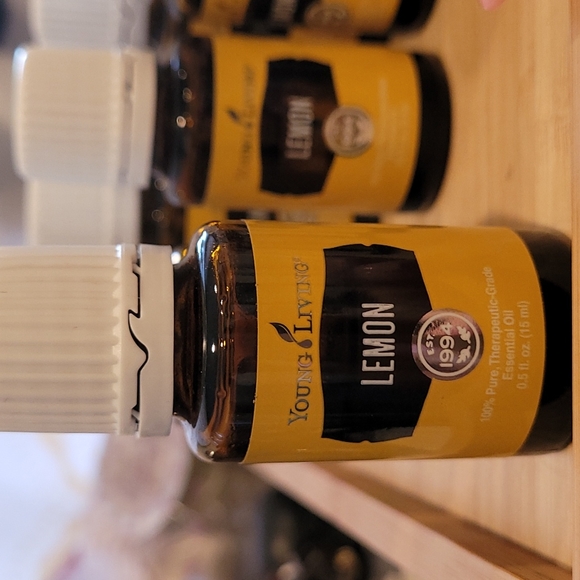 Lemon Essential Oil *New* - Picture 2 of 3